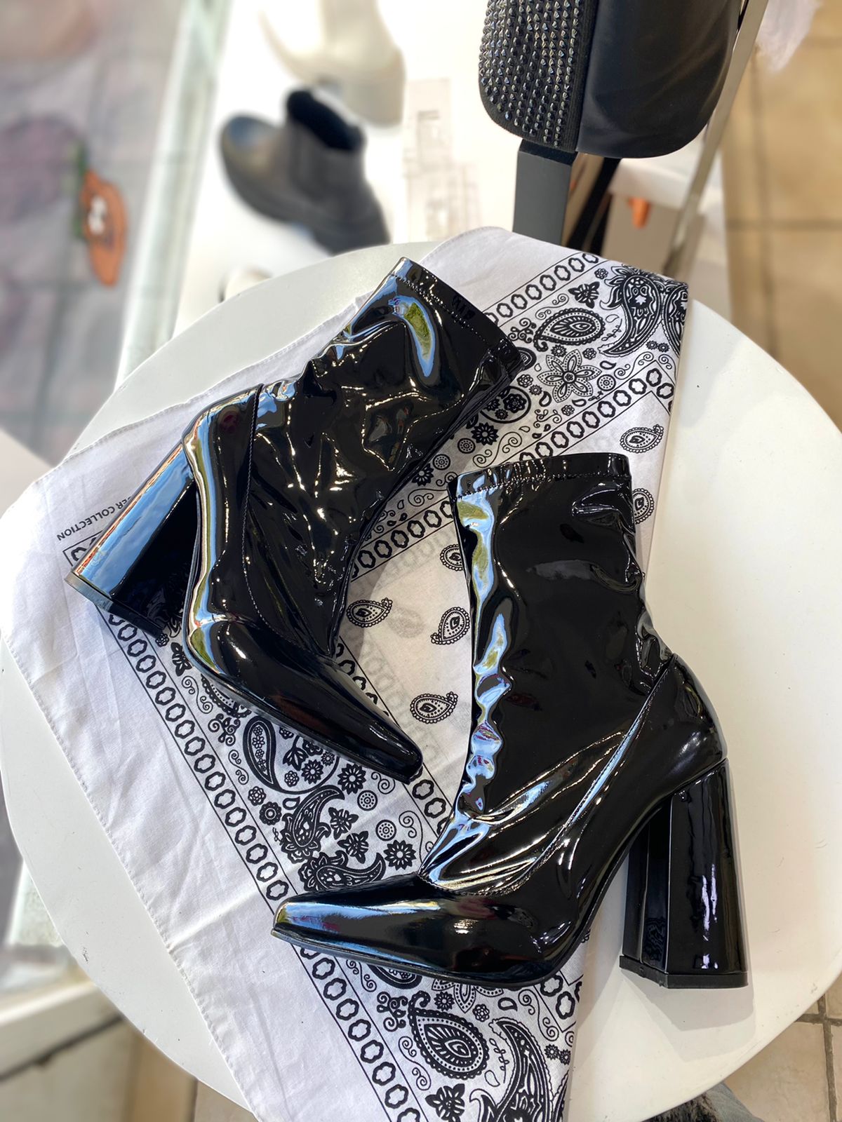 Botin Capreto Negro Charol